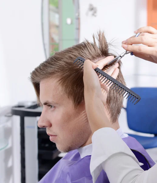 Young man in beauty salon — Stock Photo, Image