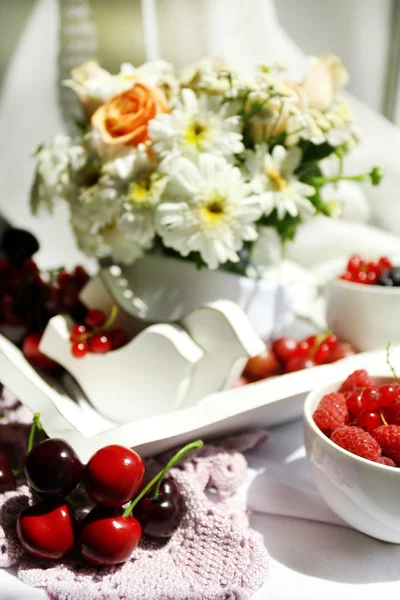 Beeren und Blumen — Stockfoto