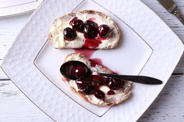 taze vişne reçelli ekmek