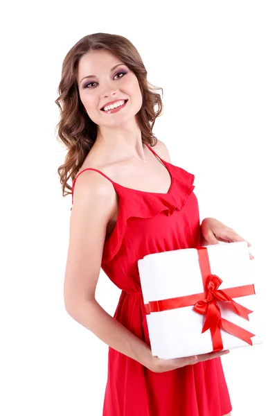 Szép fiatal lány piros ruhában ajándék elszigetelt fehér — Stock Fotó
