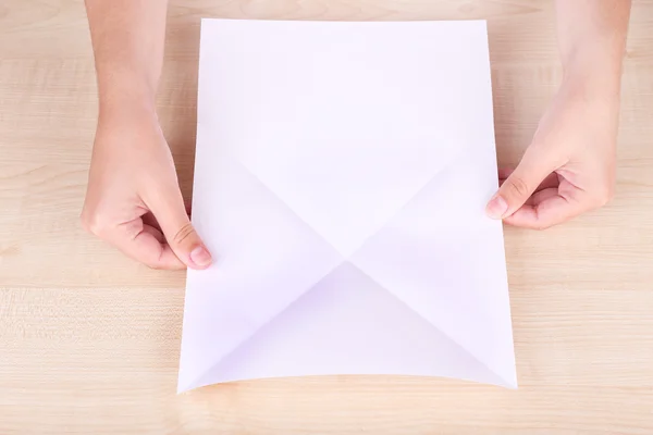 Manos haciendo figura de origami — Foto de Stock