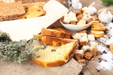 Masada ev yapımı kızarmış ekmek var.