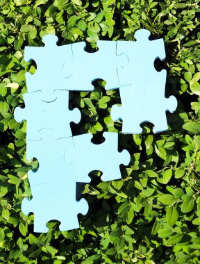 Yeşil çimenlerin üzerinde parça puzzle