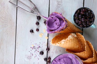 lezzetli dondurma çilek ile