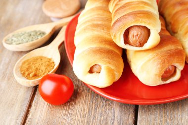 pişmiş sosis rolls