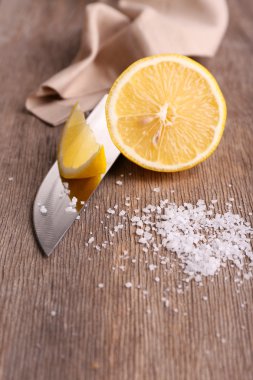 taze limon, bıçak ve tuz