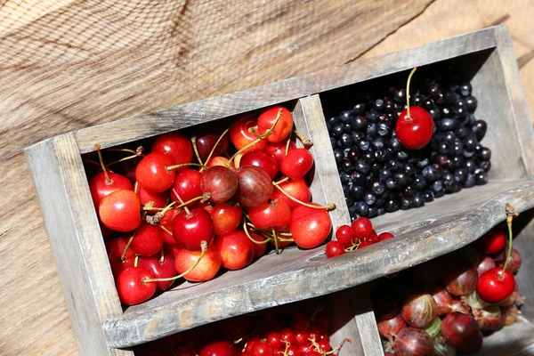 Ahşap kutusunda taze çilek — Stok fotoğraf