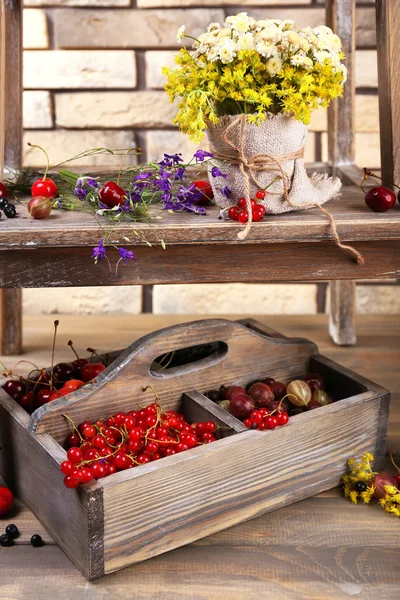 Свежие ягоды в деревянной коробке — стоковое фото