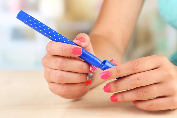 Kvinnlig hand med eleganta färgstarka naglar — Stockfoto