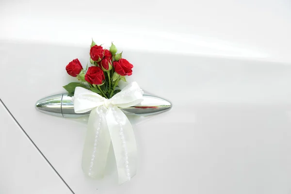 Svatební auto zdobené květinami — Stock fotografie