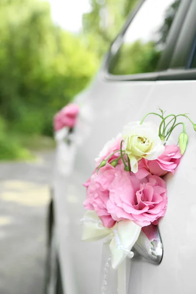 Bröllopsbil dekorerad med blommor — Stockfoto