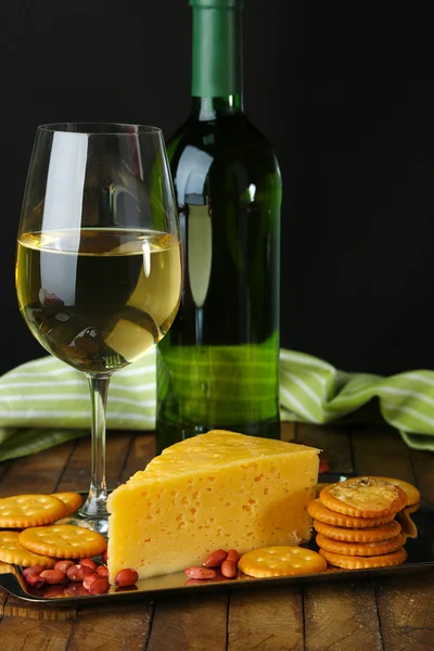 Vino, queso y galletas saladas — Foto de Stock