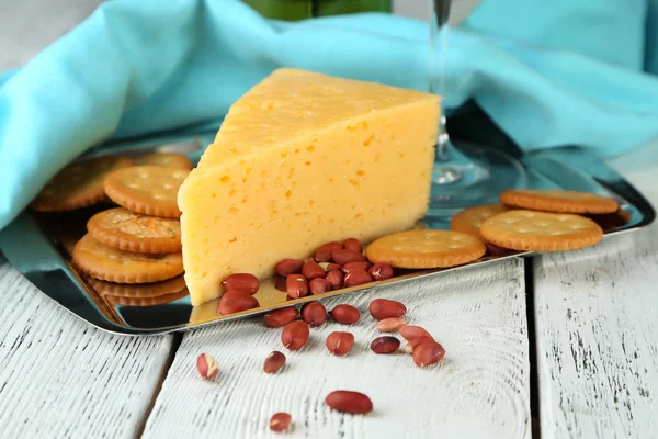 Queso y galletas saladas — Foto de Stock