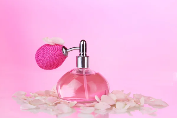 Perfume bottle with petals — Stock Photo, Image