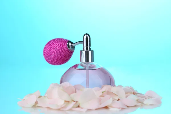 Parfymflaska med kronblad — Stockfoto