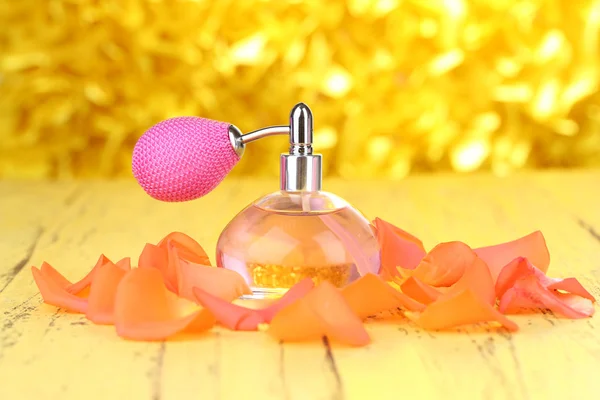 Perfume bottle with petals — Stock Photo, Image