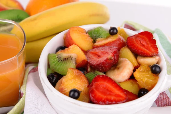 Salat mit frischen Früchten — Stockfoto