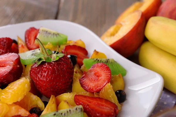 Salat mit frischen Früchten — Stockfoto