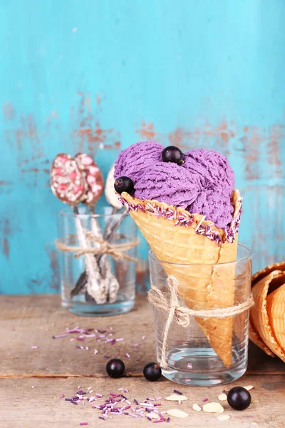 Tasty ice cream with berries — Stock Photo, Image