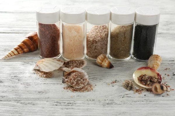 Различные морская соль в бутылках — стоковое фото