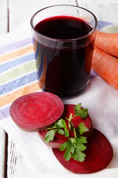 Glas med färsk sockerbetssaft — Stockfoto