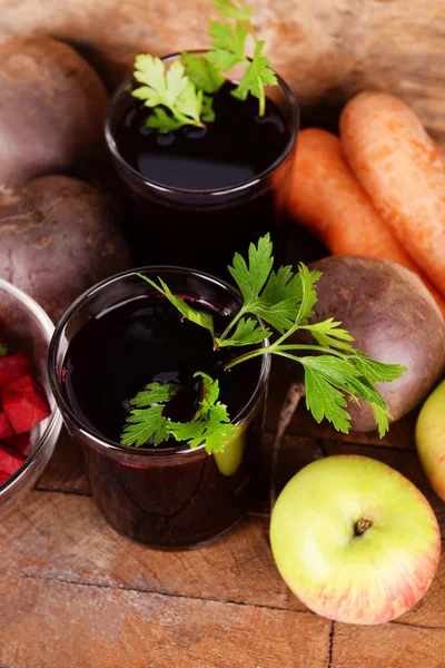 Vasos de jugo de remolacha fresca — Foto de Stock