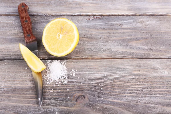 Fresh lemon, knife and salt — Stock Photo, Image