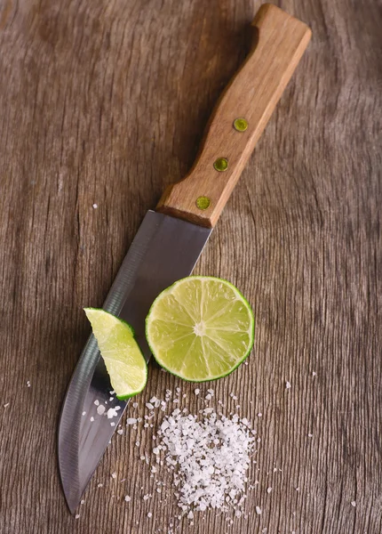 Taze limon, bıçak ve tuz — Stok fotoğraf