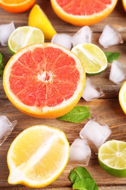 farklı dilimlenmiş sulu narenciye