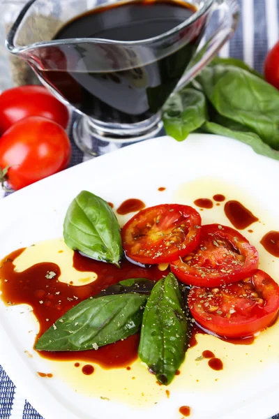 Balsamico azijn, tomaat en basilicum — Stockfoto