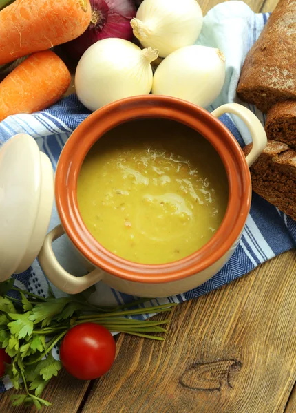 テーブルの上のポロねぎのスープ — ストック写真
