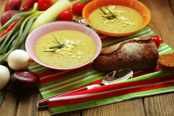 Soupe de poireaux sur la table — Photo