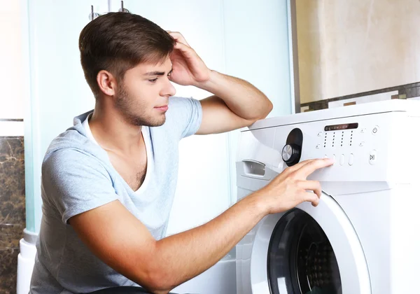 Mann mit Waschmaschine — Stockfoto