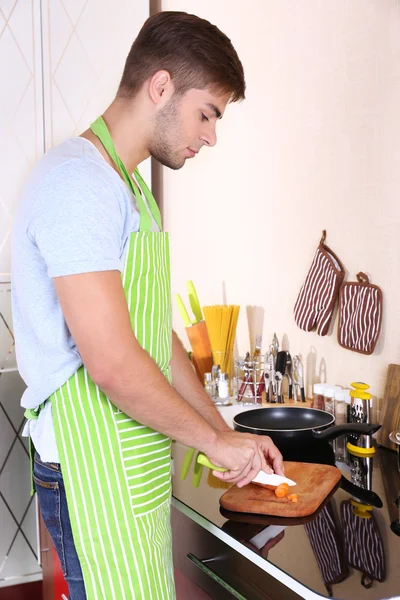 Adam mutfakta yemek pişiriyor. — Stok fotoğraf