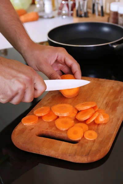 Férfi főzés a konyhában — Stock Fotó