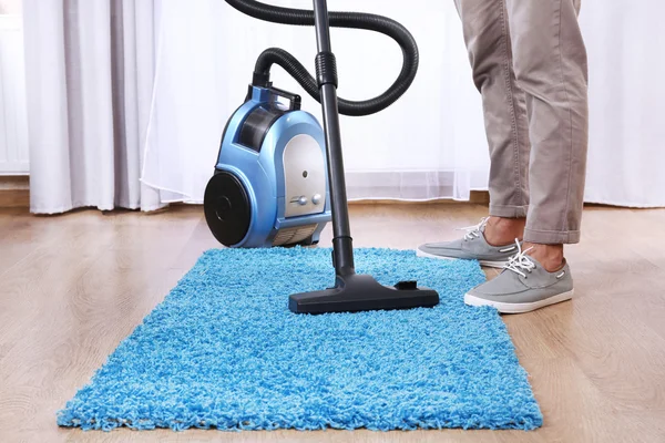 Hombre haciendo la limpieza de vacío en la habitación —  Fotos de Stock