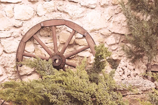 Vecchia ruota retrò, all'aperto — Foto Stock