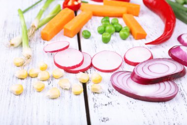 farklı tür bir ahşap masa üzerinde çiğ sebze