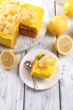 ahşap masa üstünde lezzetli limon tatlısı