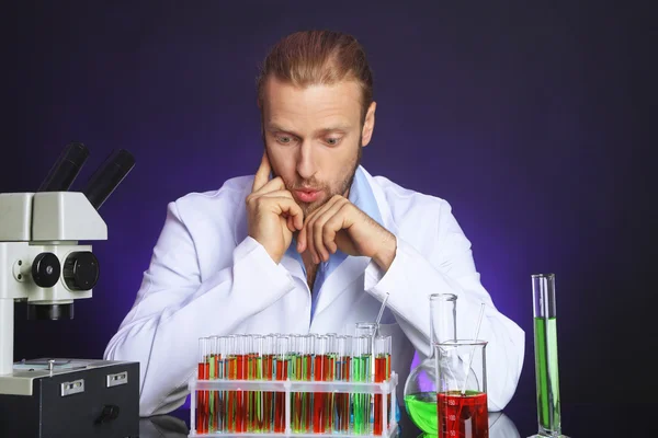 Gekke wetenschapper in laboratorium — Stockfoto