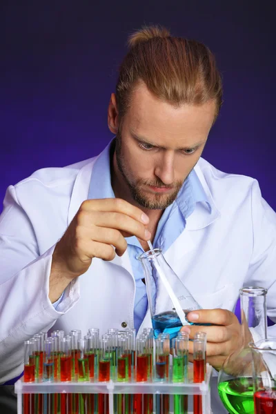 Gekke wetenschapper in laboratorium — Stockfoto