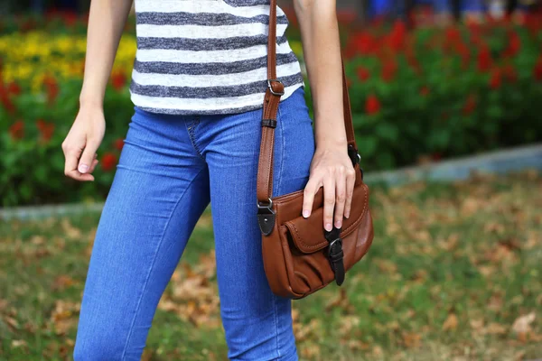 Девушка с сумкой за плечом на улице — стоковое фото