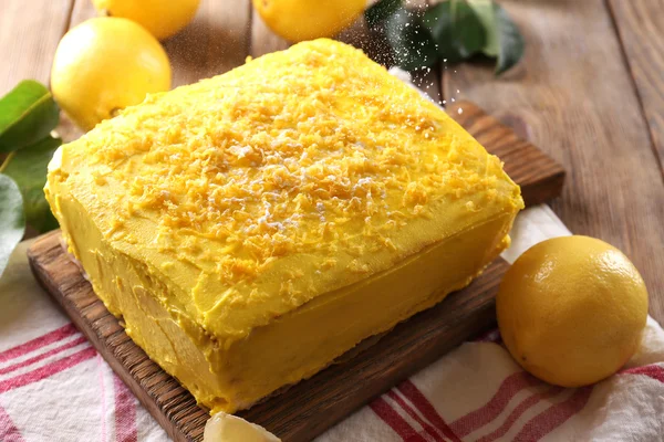 Bolo de limão saboroso na mesa de madeira — Fotografia de Stock