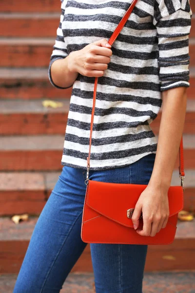 Chica con bolsa sobre su hombro al aire libre — Foto de Stock