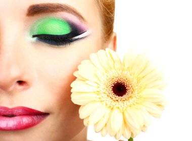 parlak bir makyaj ve çiçek, güzel kadına yakın çekim