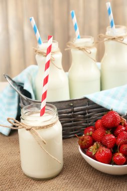 tablo üzerinde kağıt çöp şişe süt