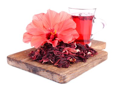 Hibiscus çay ve üzerinde beyaz izole çiçek