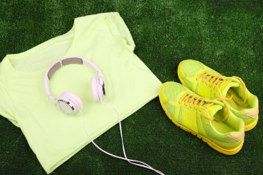 Spor ayakkabı ve kulaklık