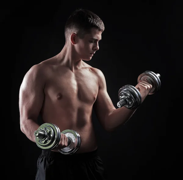 Schöner junger muskulöser Sportler — Stockfoto