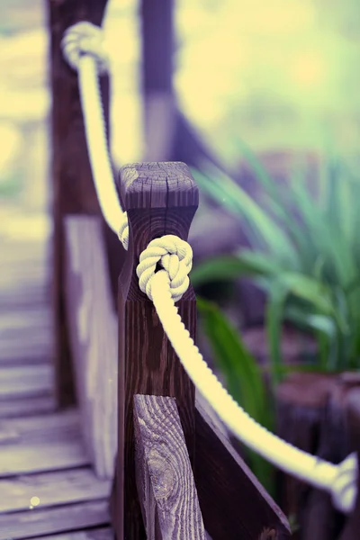Régi fából készült kerítés a kertben — Stock Fotó